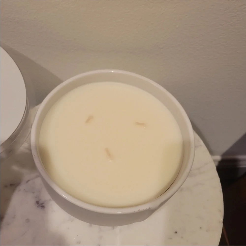 NWOT Chesapeake Bay Candle Sheer Jasmine 3-Wick Ceramic Candle - Picture 3 of 4